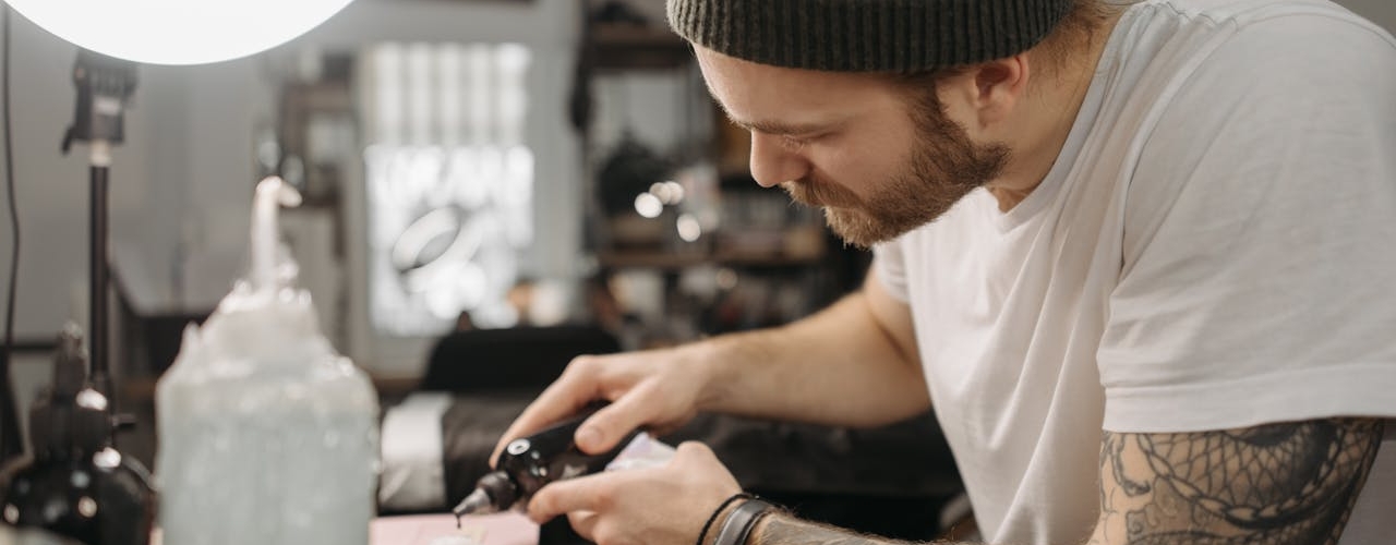 How to become a tattoo artist in 10 essential steps